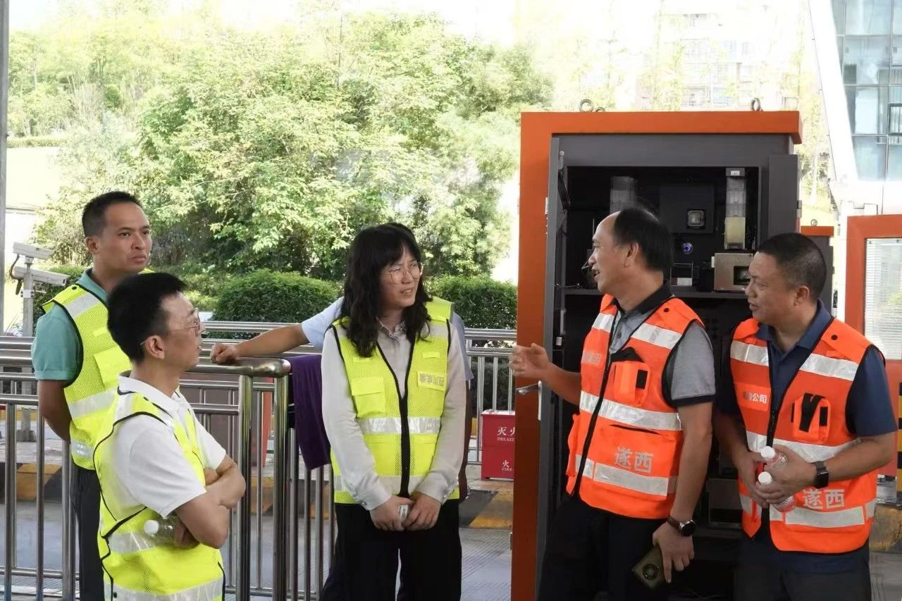 新葡萄8883官网AMG公司执行董事毛渝茸到公路运营一分公司开展收费运营工作现场办公